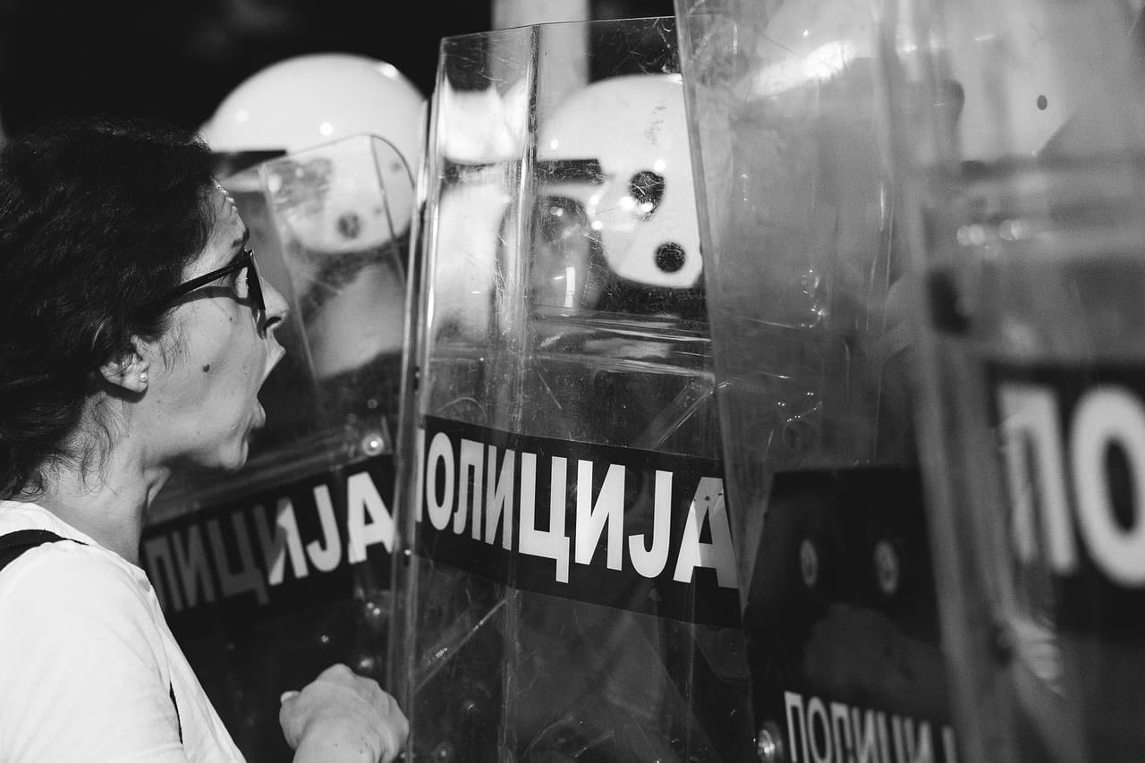 Zašto policija ne pređe na stranu naroda?