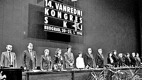 Izlaz iz lavirinta su CRVENA vrata na kojima je neko napisao „OPASNOST“